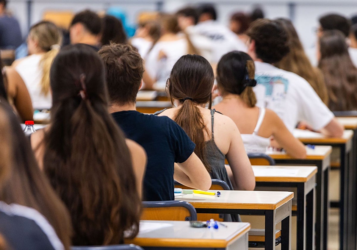 Alumnos durante la primera convocatoria de selectividad de julio.