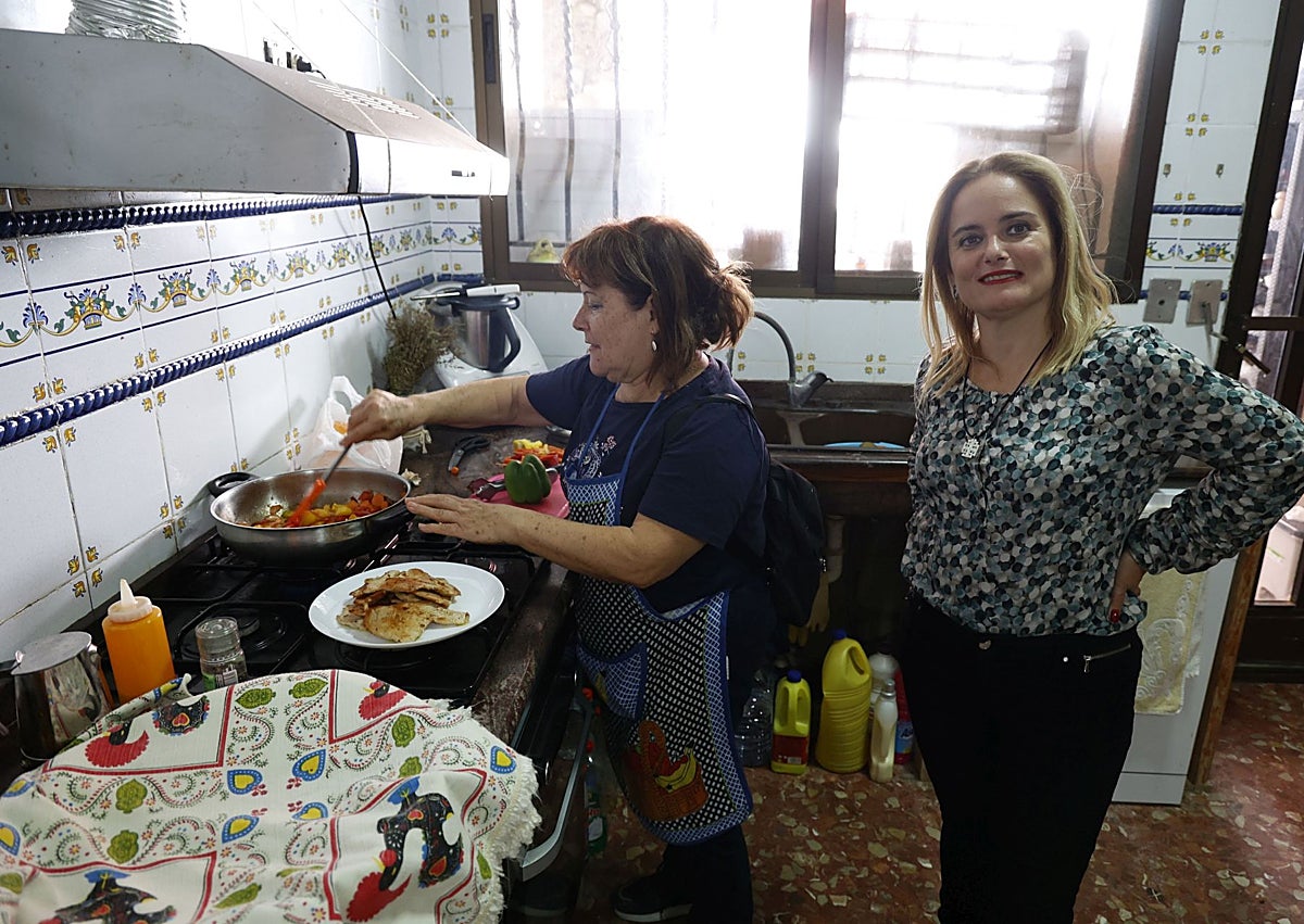 Imagen secundaria 1 - Mónica, Tonica y Andrea en sus casas que aún siguen dañadas por la dana