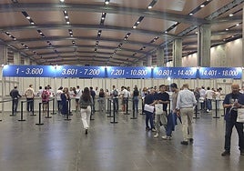 Los participantes recogen su dorsal en la feria del corredor