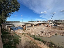 Pasarela y puente sobre el río Magro.
