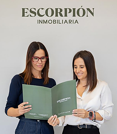 Beatriz Iranzo, gerente de la oficina de Campolivar-Casas verdes e Inmaculada Sánchez, gerente de la oficina de Torre en Conill