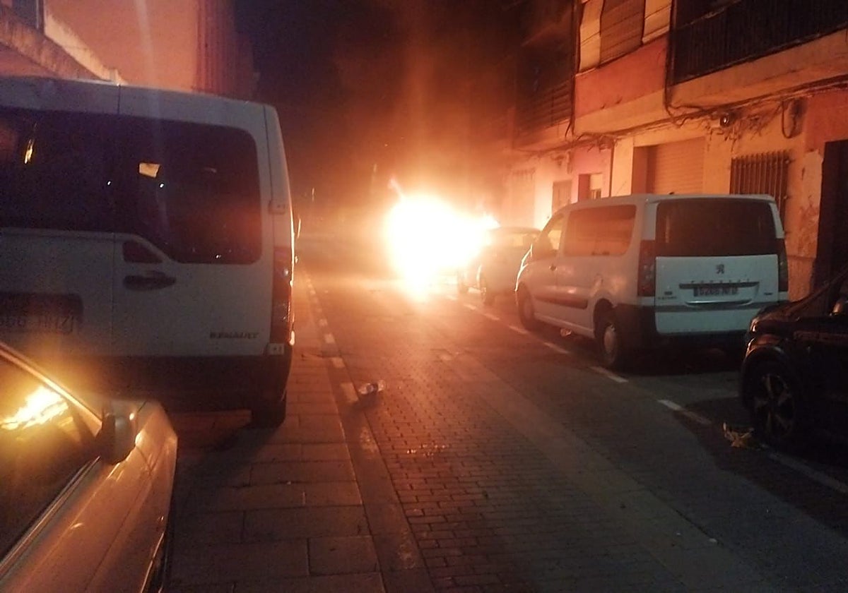 El vehículo incendiado en una calle de Torrent de forma intencionada.