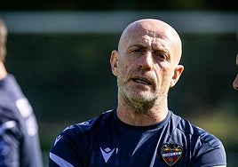 Julián Calero, al frente de un entrenamiento del Levante.