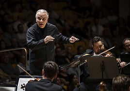 Sir Mark Elder al frente de la oqrquesta.