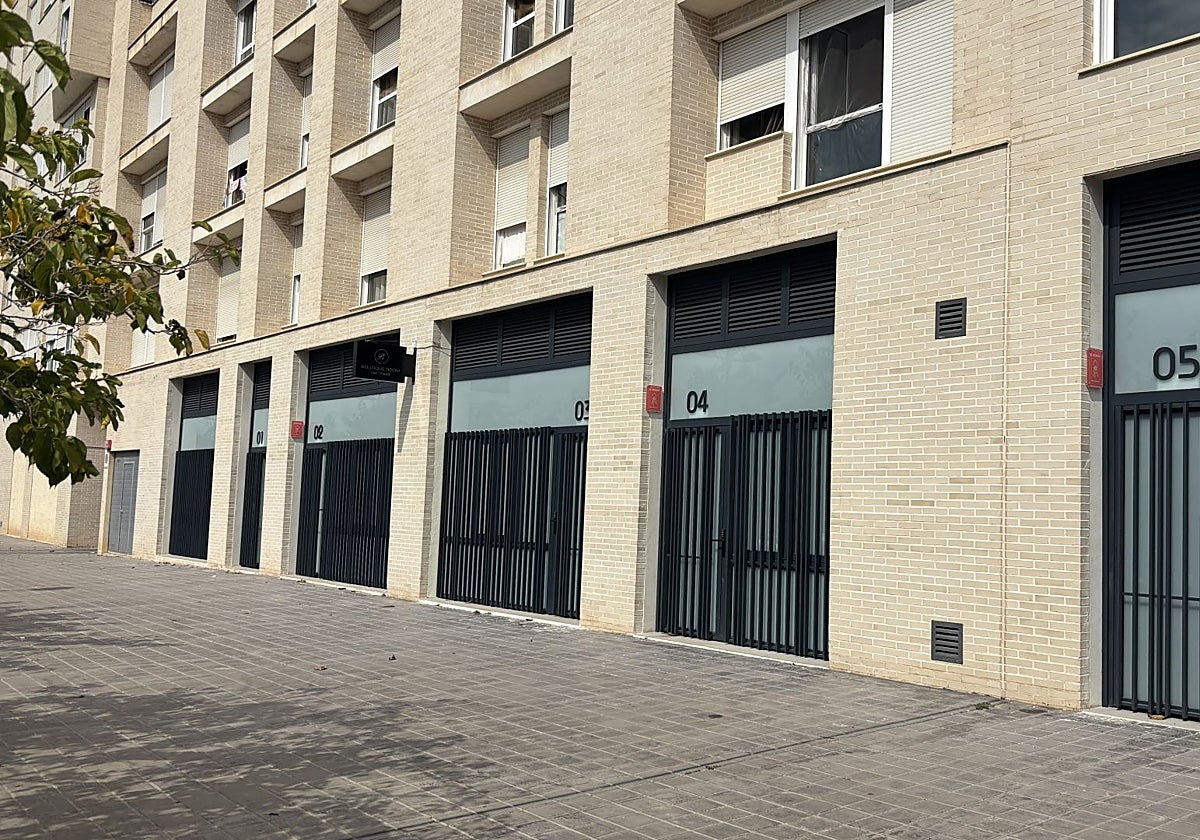 Edificio que comprará el Ayuntamiento de Valencia en La Torre, en cuyos bajos hay apartamentos turísticos.