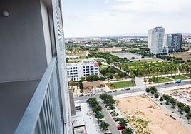Edificio que comprará el Ayuntamiento de Valencia en La Torre, en cuyos bajos hay apartamentos turísticos.