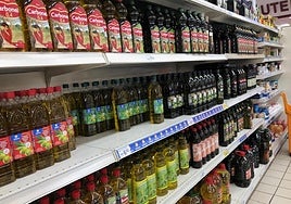 Botellas de aceite de oliva en un supermercado de la cadena Lupa en Cantabria.