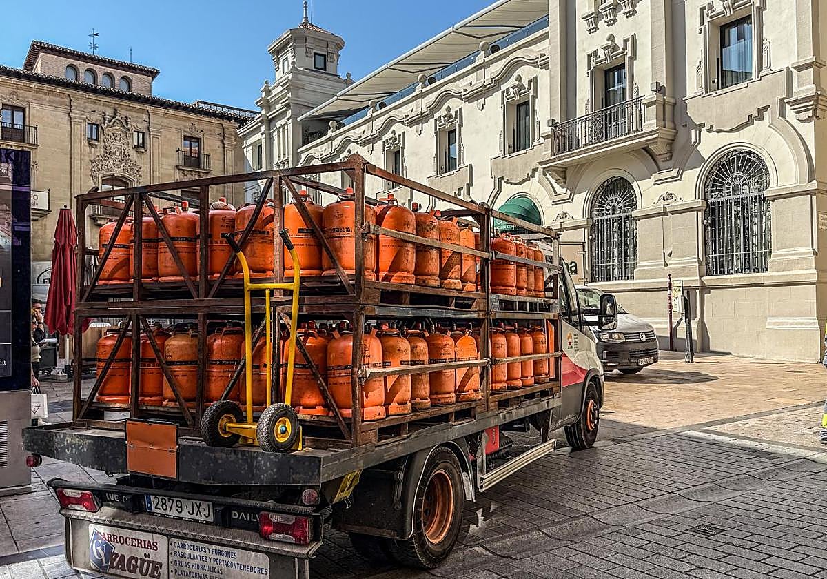 Reparto de bombonas de butano, en una imagen de archivo.