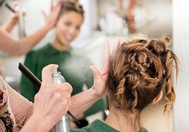 Una mujer en la peluquería.