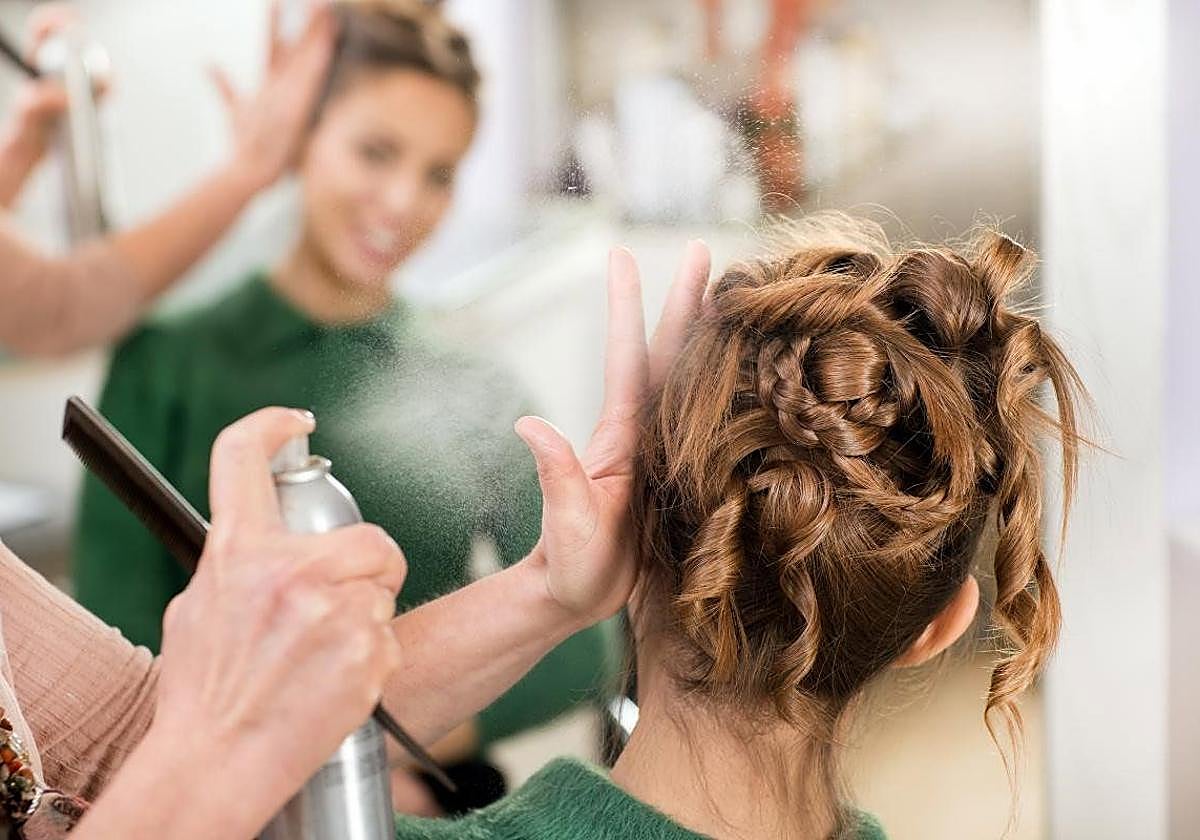 Una mujer en la peluquería.