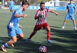 Lucas disputando el esférico.