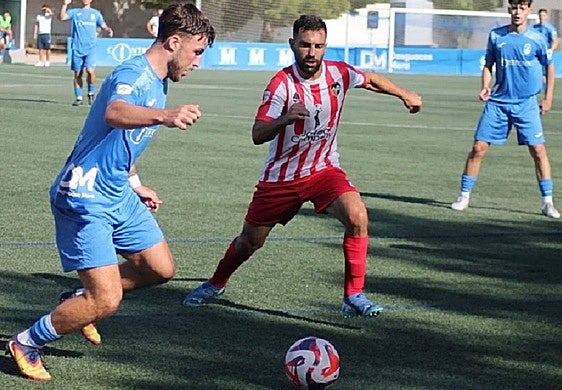 Lucas disputando el esférico.