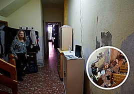 La entrada de la casa de Tonica un año después de la dana y a la derecha un mes después