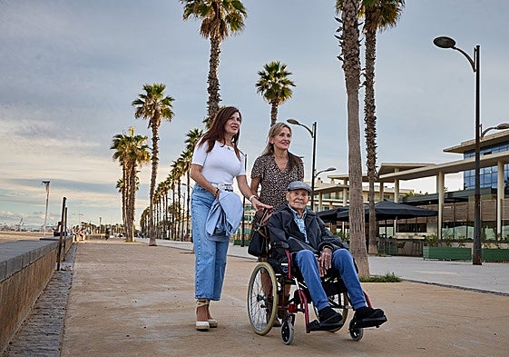 Maribel -izquierda- y Mari Cruz pasean por la playa de la Patacona junto a su padre, Bernardo, único tío que le queda vivo al cantante.