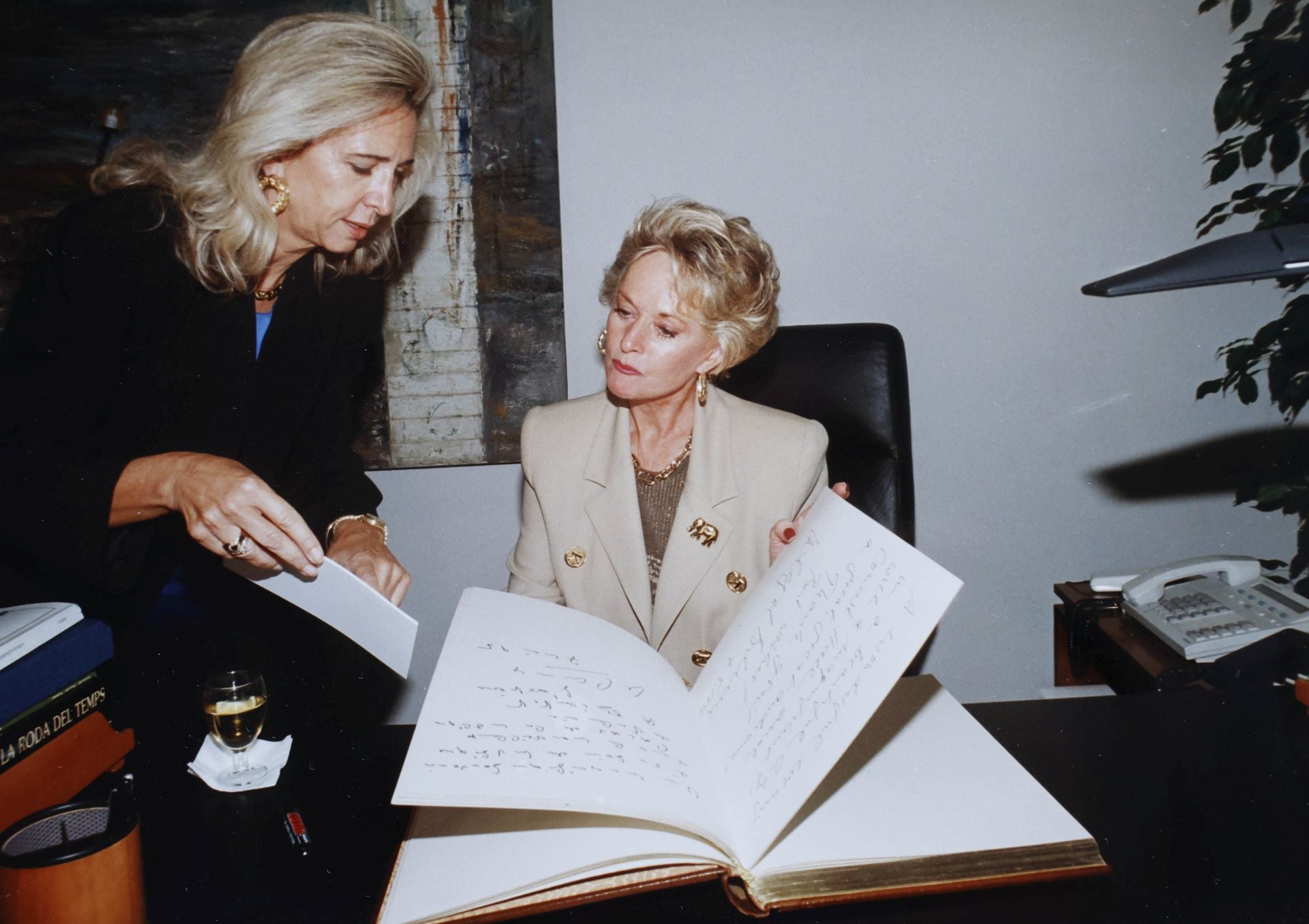 Con Tippi Hedren, abuela de Stella Banderas, firmando en el libro de honor del Palau.
