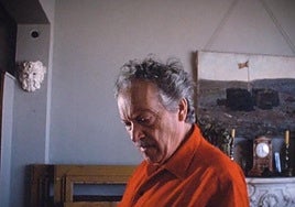 Genaro Lahuerta en un momento de la cinta que lo muestra trabajando.