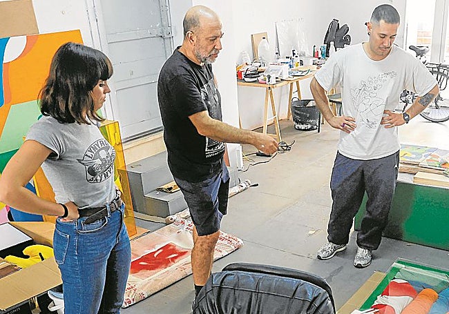 Ana Císcar, Diego Balazs y lejandro Quiroga, en el bajo de Benicalap que han convertido en su taller.