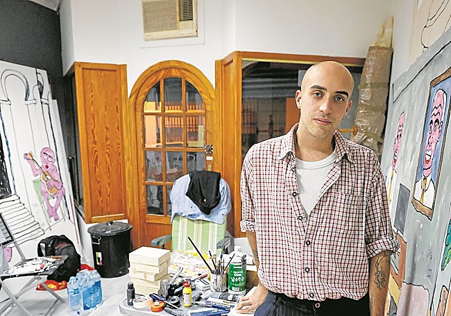 Marcos Pizarro en el local que fue joyería y hoy es el estudio del artista.