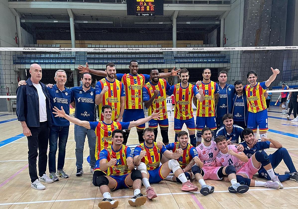 Los jugadores del Léleman Conqueridor celebran la victoria en Leganés.