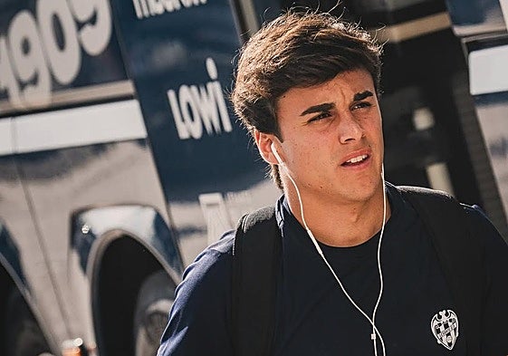 Carlos Álvarez, en un desplazamiento del Levante.