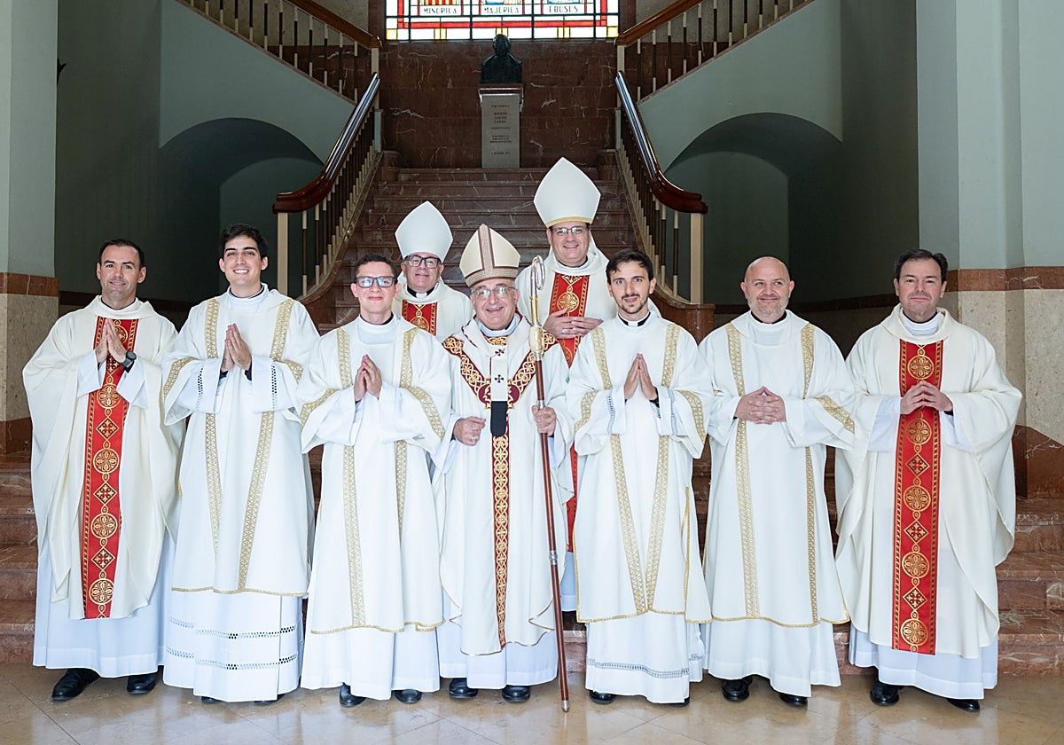 Los nuevos diáconos con monseññor Benevent, los obispos auxiliares y otras autoridades eclesiásticas que han asistido a la ceremonia.