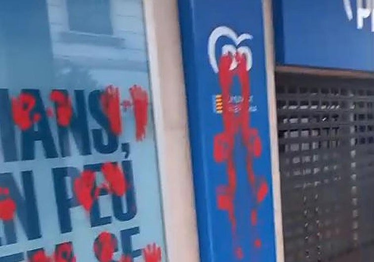 Pintadas en la sede del PP.