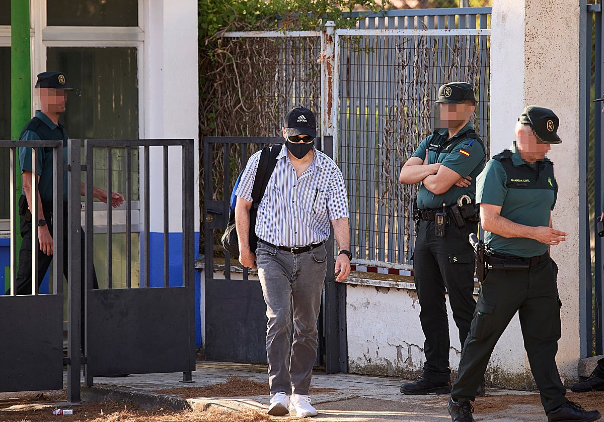 Joaquín Ferrándiz sale de la cárcel de Herrera de la Mancha tras cumplir su condena.