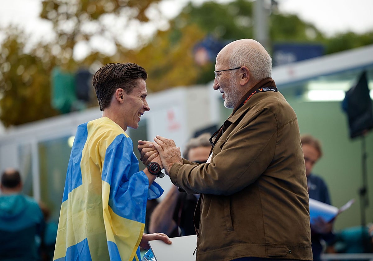 Juan Roig charla con el atleta sueco Andreas Almgren tras el Medio Maratón Valencia Trinidad Alfonso.