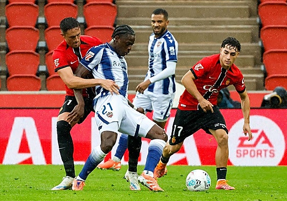 Etta Eyong protege el balón durante el partido contra el Mallorca.
