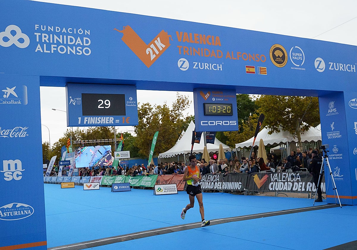 Pablo Alba cruza la línea de meta.