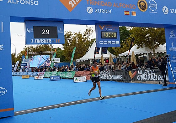 Pablo Alba cruza la línea de meta.