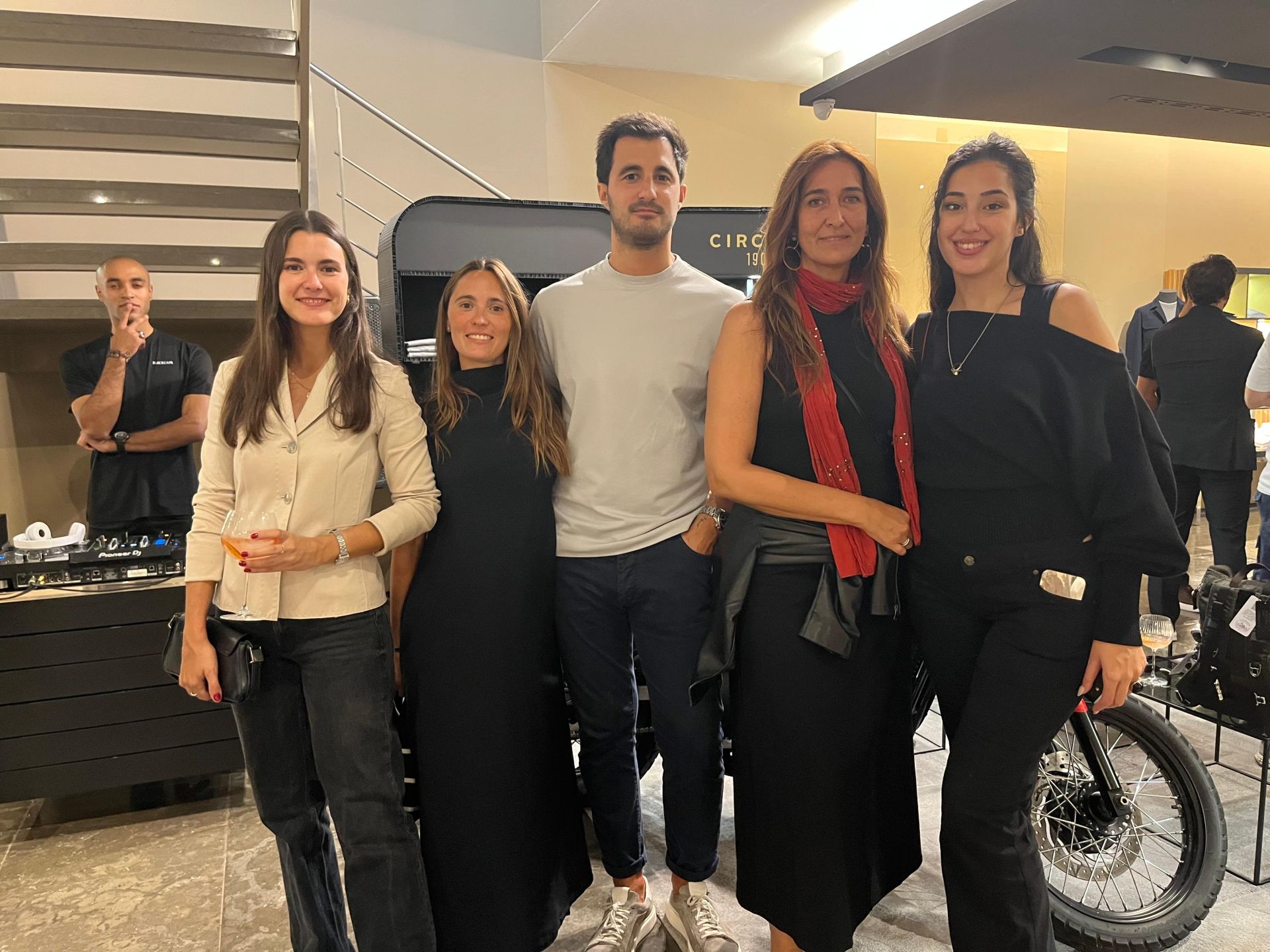 Maria Herrero, Carla Nuñez, Ricardo Rodriguez, Presen Cosme e Isabel Rodriguez. Al fondo el DJ Tyson.
