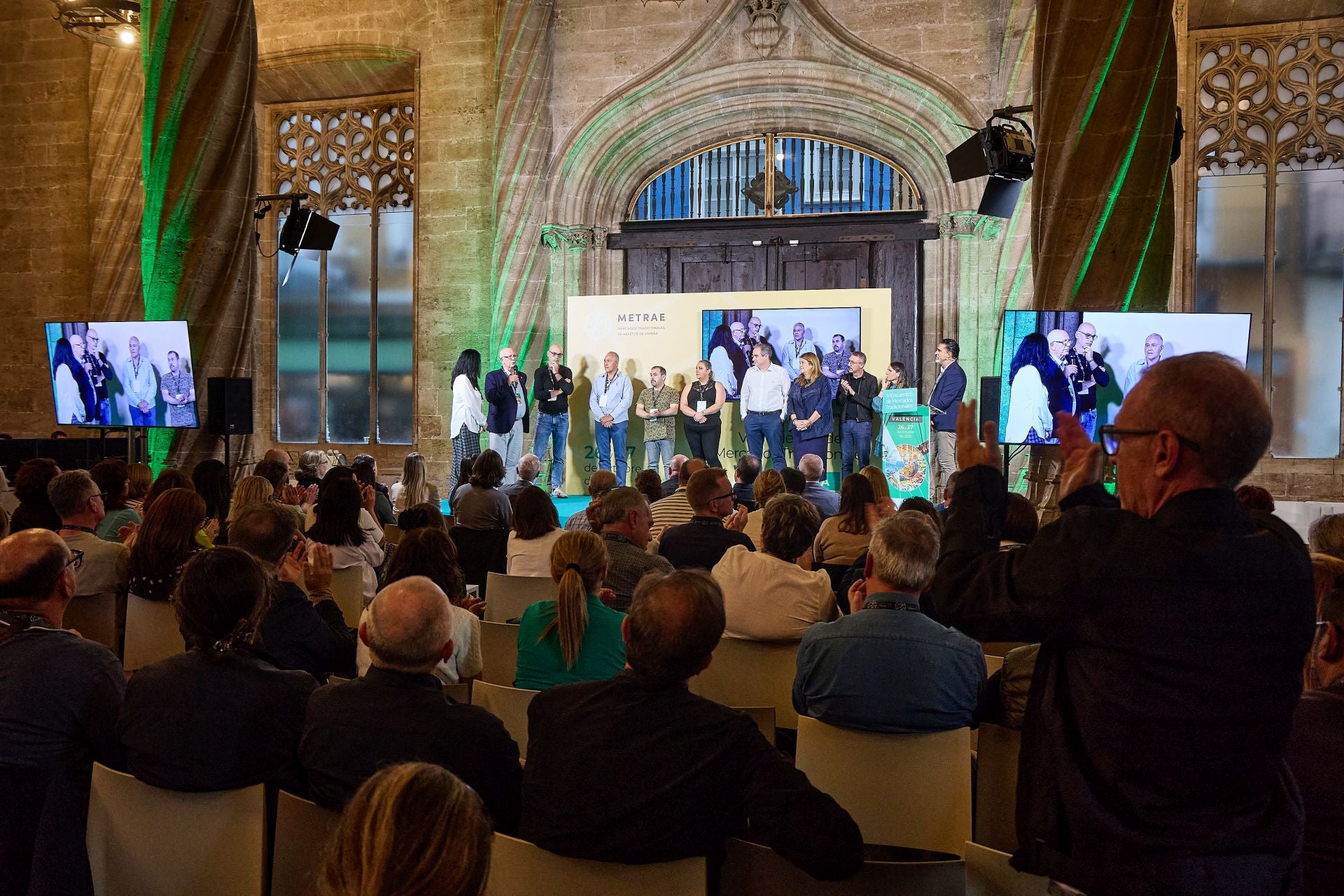 FOTOS | Homenaje al valor de los mercados tradicionales de la dana