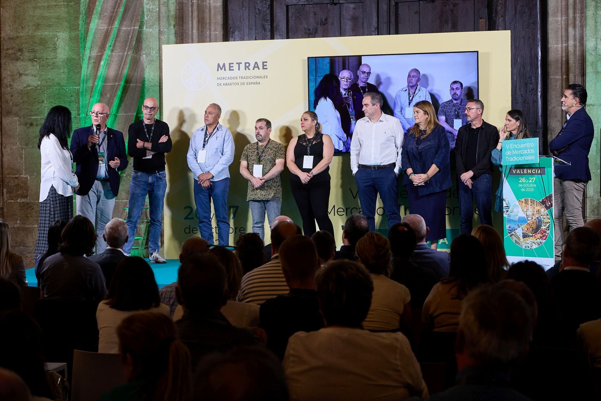 FOTOS | Homenaje al valor de los mercados tradicionales de la dana