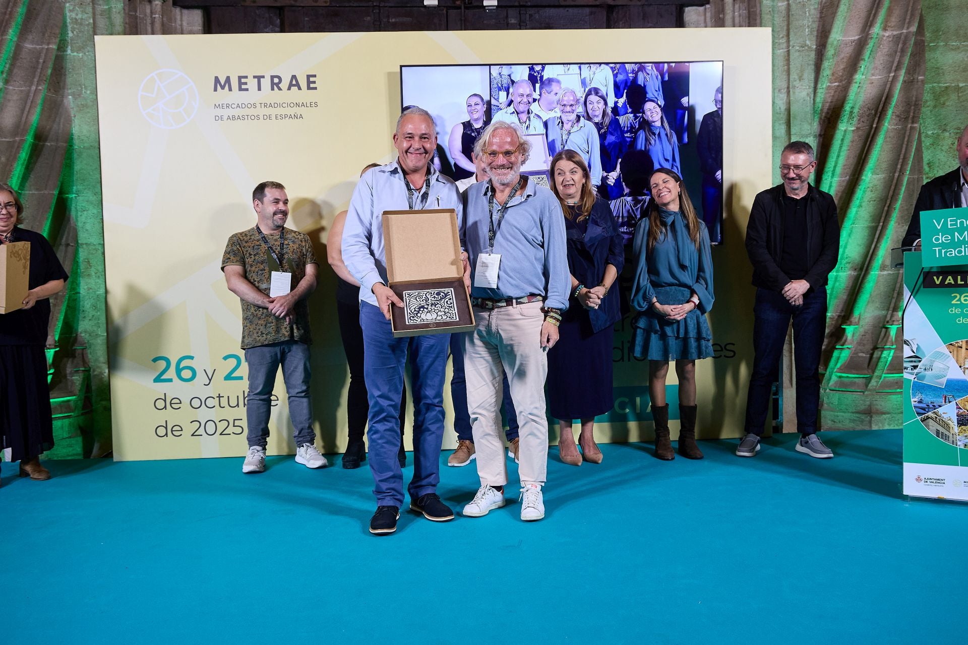 FOTOS | Homenaje al valor de los mercados tradicionales de la dana