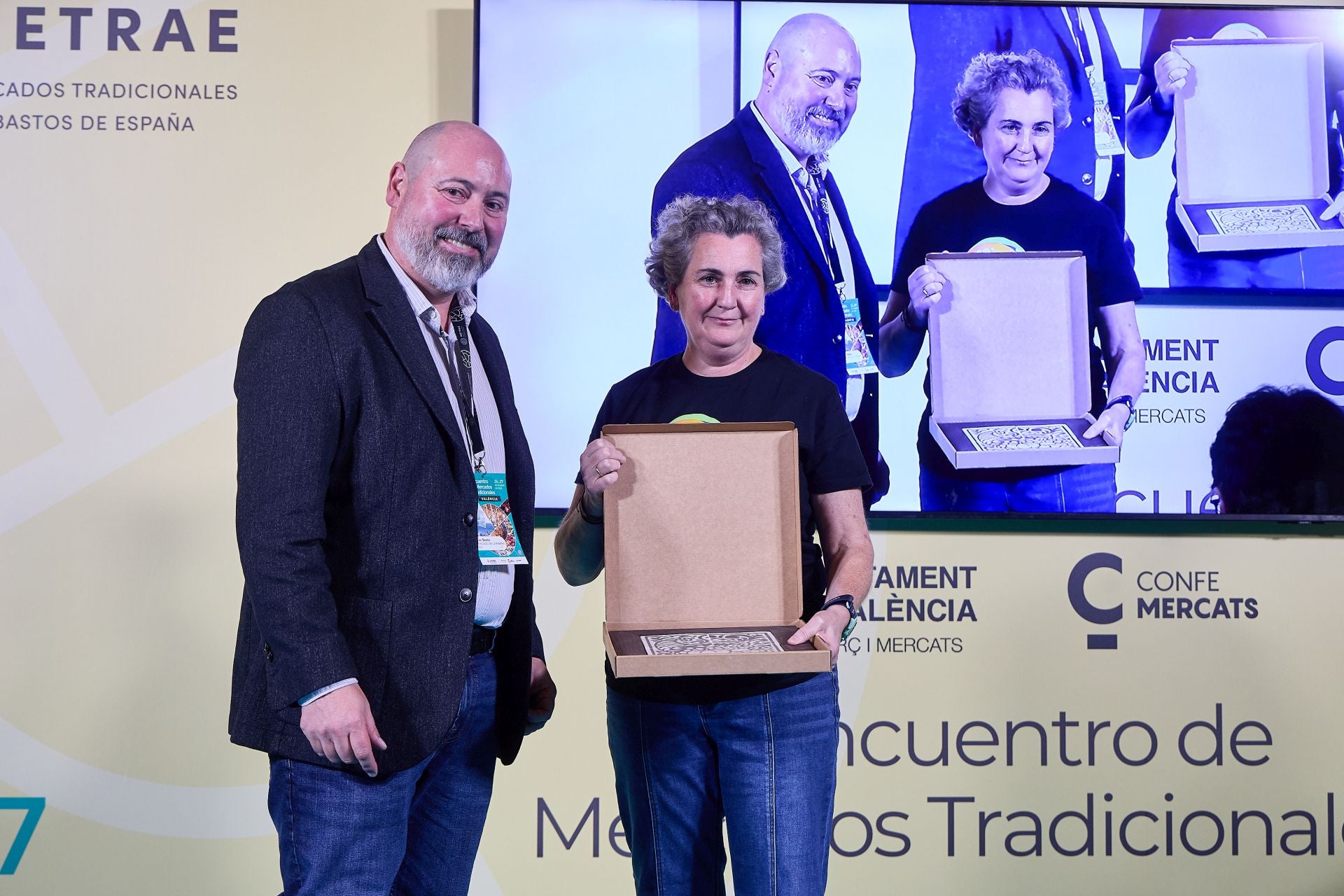 FOTOS | Homenaje al valor de los mercados tradicionales de la dana