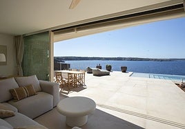 Vistas desde el salón de la vivienda ubicada en el norte de Menorca.