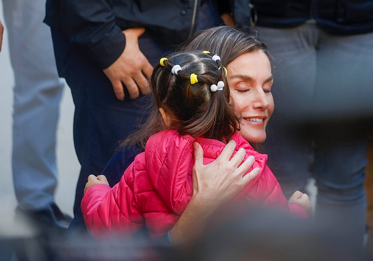Imagen principal - La reina Letizia abraza a Candela en su visita a Chiva en noviembre del año pasado, tres semanas después de la dana.