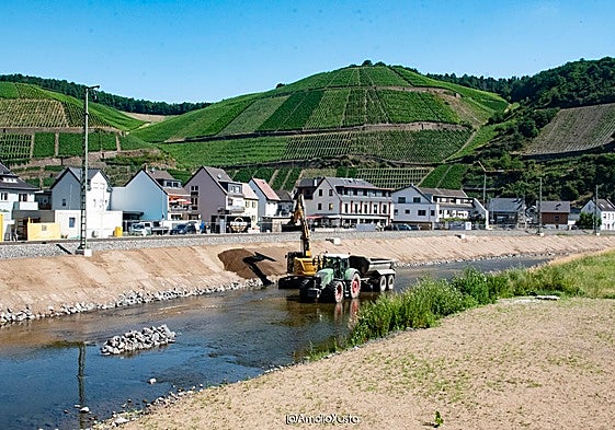 Trabajos de recuperación del devastado cauce del Ahr a su paso por la localidad de Dernau.