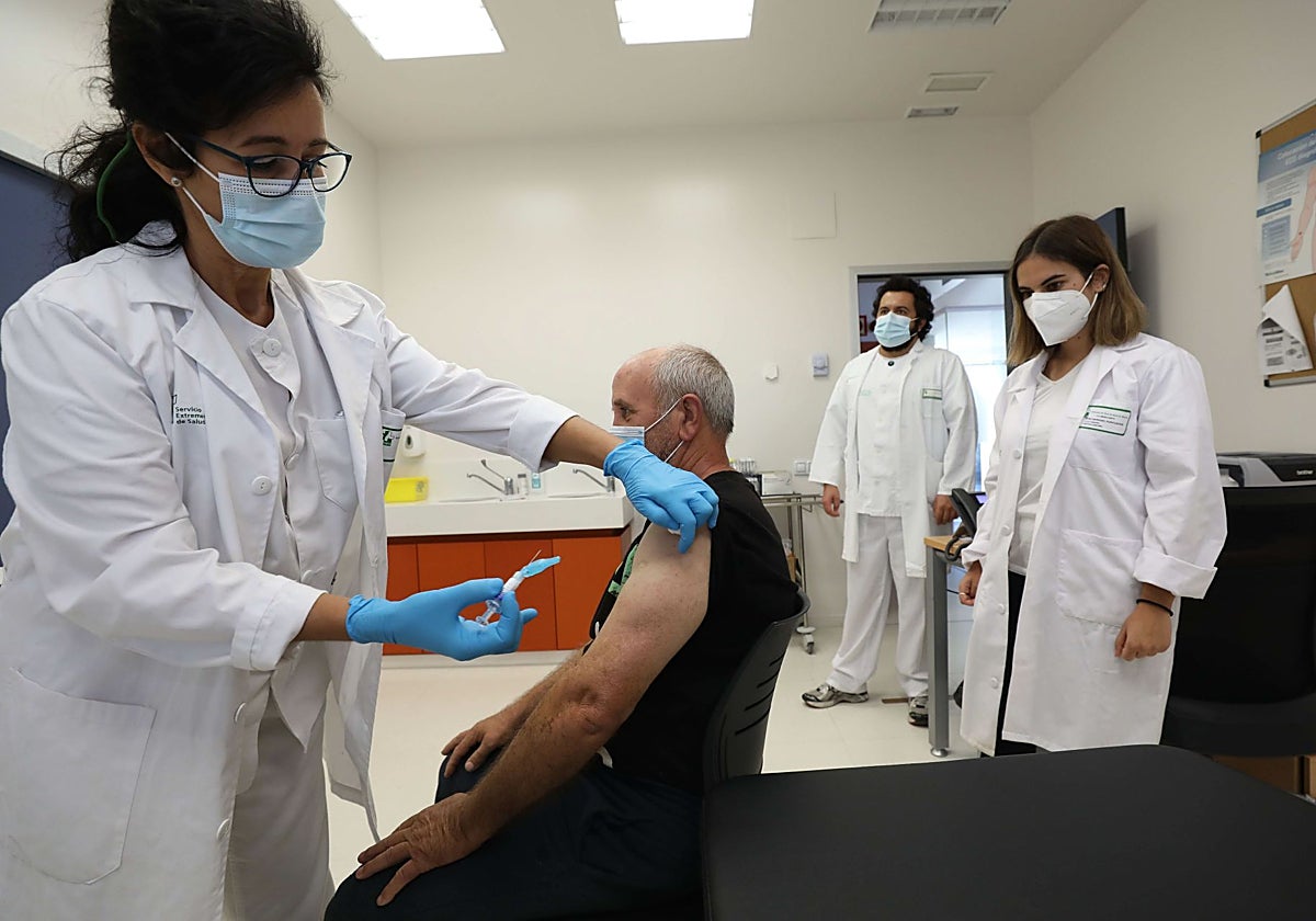 Vacunación de la gripe a un hombre en un centro de salud.