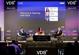 Nacho Mas y Juan Luis Hortelano, en un coloquio dirigido por Mounia Berrada-Gouzi, durante la reciente edición de VDS.