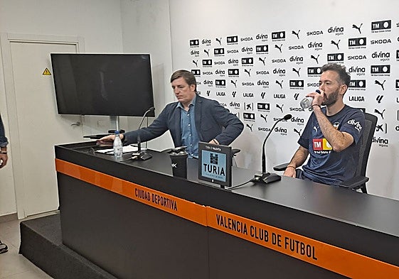 Carlos Corberán, en la sala de prensa de la ciudad deportiva este mediodía.