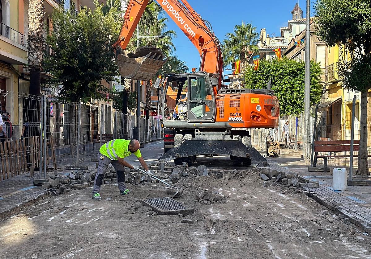 Obras en la calle Poeta Llorente.