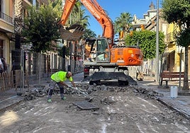 Obras en la calle Poeta Llorente.