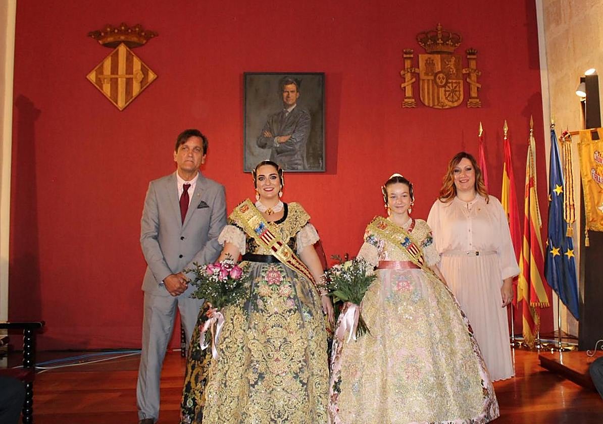 Las falleras mayores de la ciudad junto a alcalde y la concejal de Fiestas de Alzira.