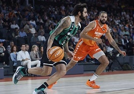 Ricky Rubio inicia un ataque del Joventut ante Darius Thompson.