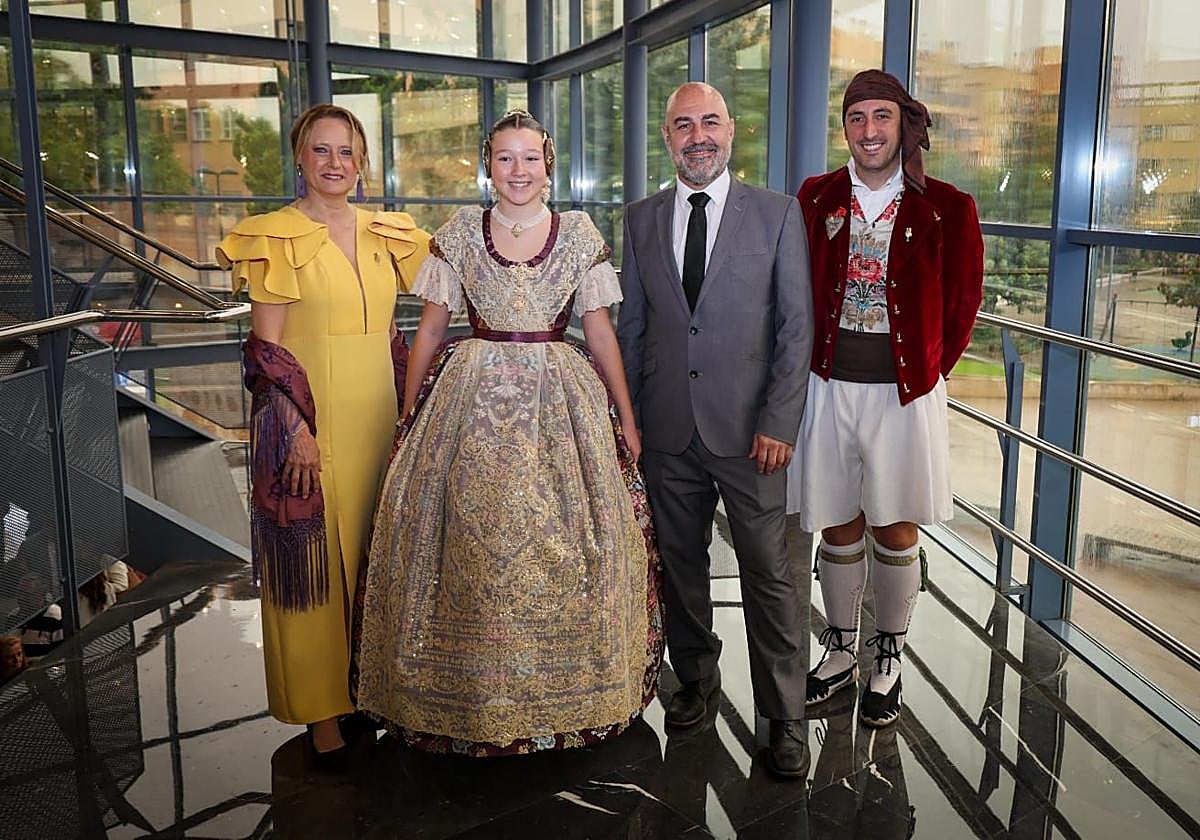 Sara Magán, fallera mayor infantil de Torrent, con las autoridades.