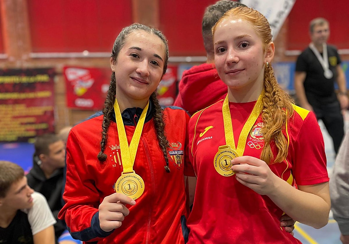 Ainhoa Gimeno Franco y Martina Ojeda Aranda con sus respectivas medallas