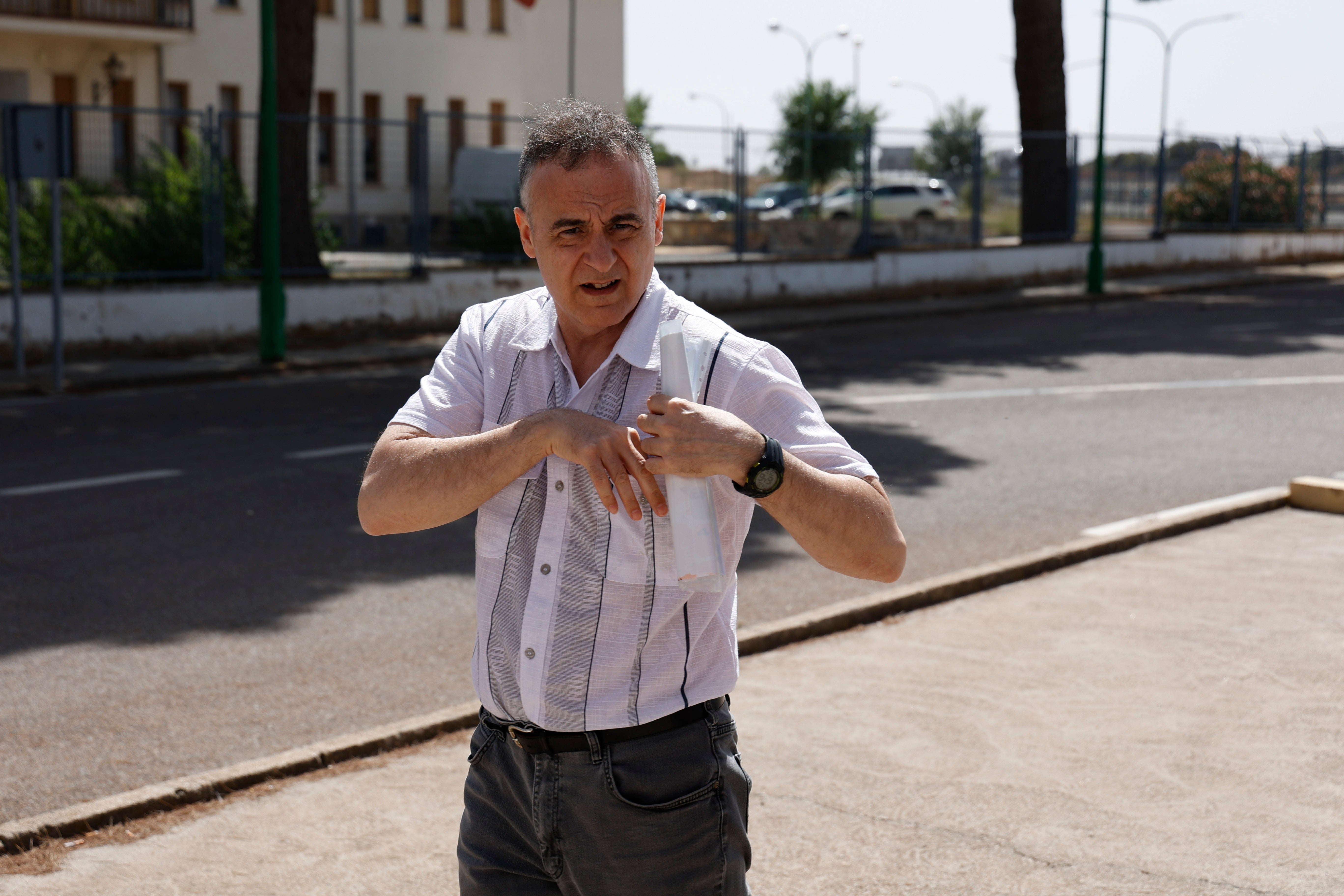 Joaquín Ferrándiz, en una imagen exclusiva de LAS PROVINCIAS, junto a la cárcel de Herrera de la Mancha poco antes de salir de prisión en el verano de 2023.