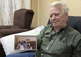 Manolo, abuelo de Izan y Rubén, muestra una foto con sus nietos.